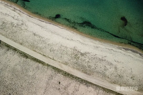 高清摄影 背景中有水面的一片沙滩上有细沙。