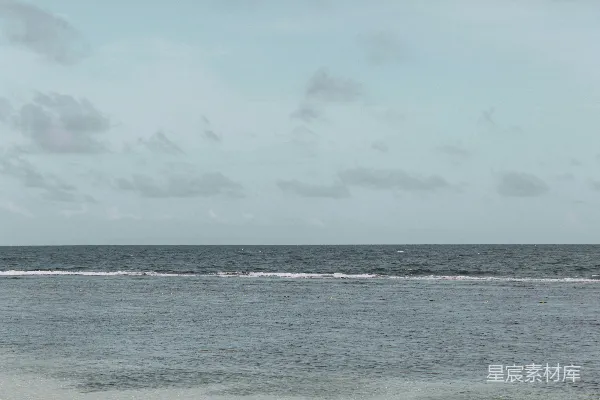 高清摄影 海边一名男子站在冲浪板上 surfing atop a wave in the ocean