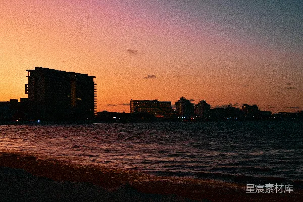 高清摄影 远处水面上的景色，背景是建筑群。