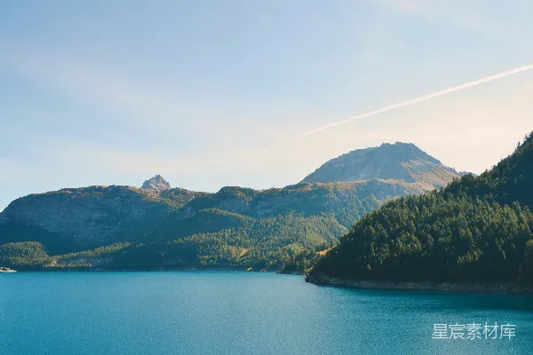 高清摄影 绿山附近的水域