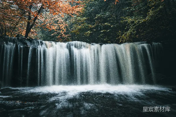 高清摄影 瀑布周围环绕着树木