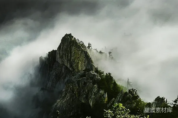 高清摄影 Rocky Mountain 白天被薄雾笼罩