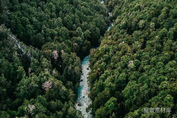 高清摄影 山之间的水体