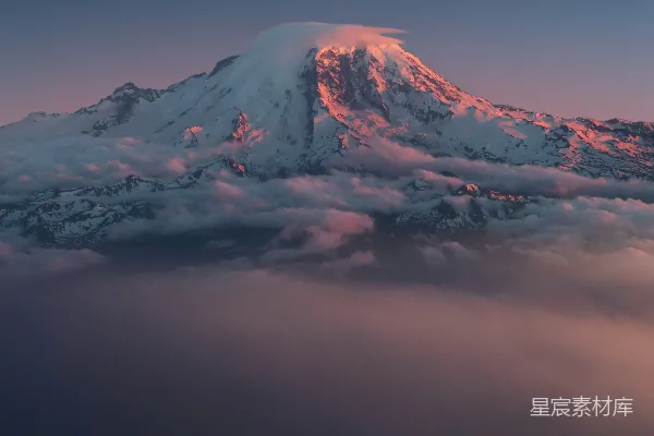 高清摄影 皑皑雪山覆盖着白云