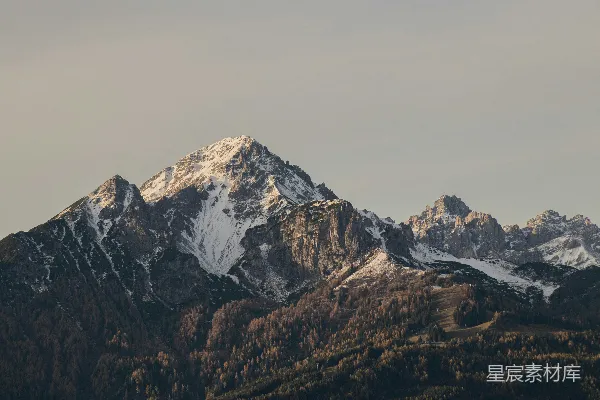 高清摄影 白天覆雪的山峰