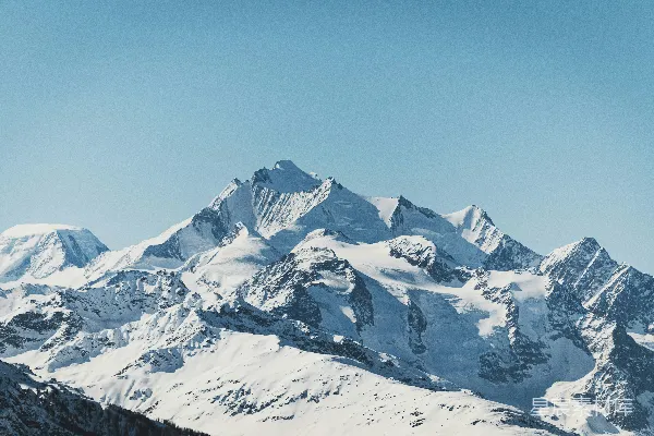 高清摄影 白天雪覆盖的山川在蓝天中