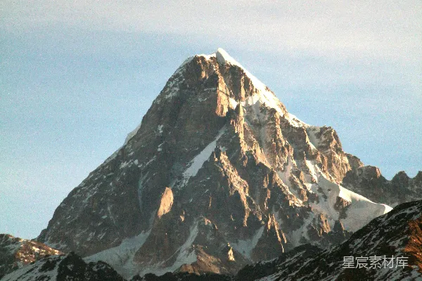 高清摄影 云遮雾罩下的雪冠山 Range