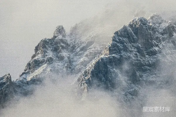 高清摄影 有雾的山