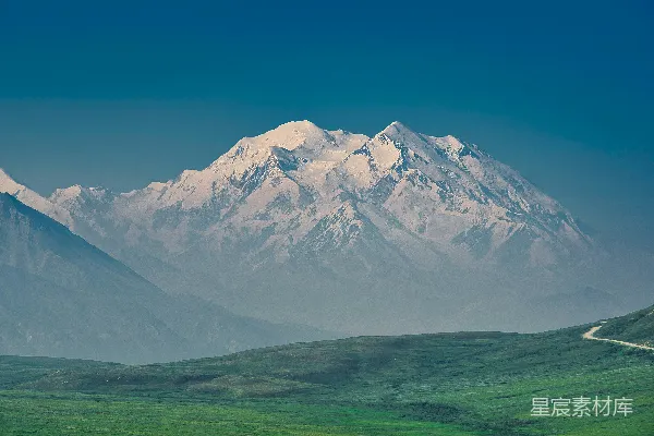 高清摄影 草场与冰川山峰