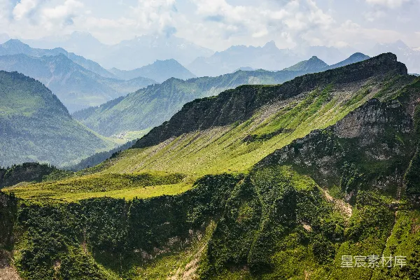 高清摄影 背景是绿山的一片山脉美景