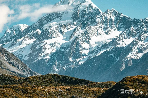高清摄影 白天雪山覆盖着白雪，蓝天背景下。