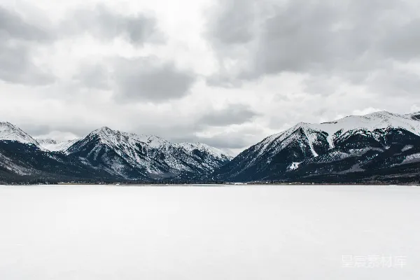 高清摄影 山峰附近的白天水域