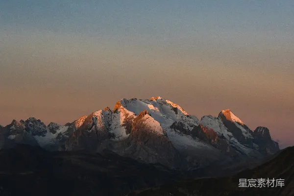 高清摄影 雪覆盖的山峦