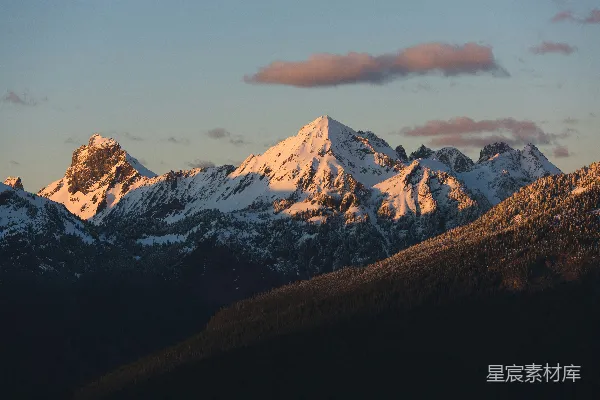 高清摄影 白马和黑山