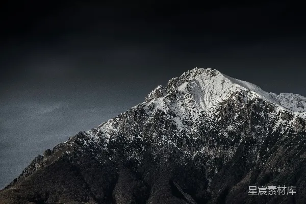 高清摄影 白雪覆盖的山峰之巅