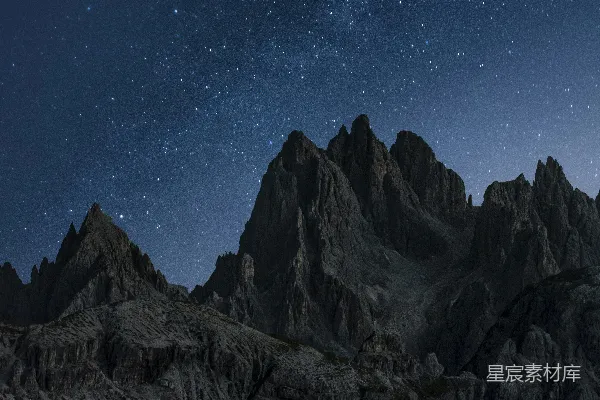 高清摄影 繁星夜空下的峭峰