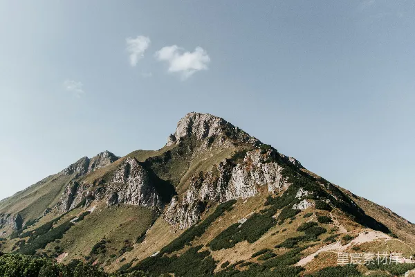 高清摄影 蓝天之下绿山与褐山的白天景象
