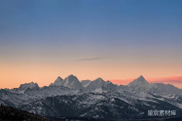 高清摄影 白天山上的雪覆盖着山脉