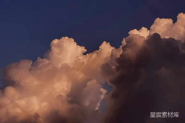 高清摄影 飞机穿越云层密集的天空