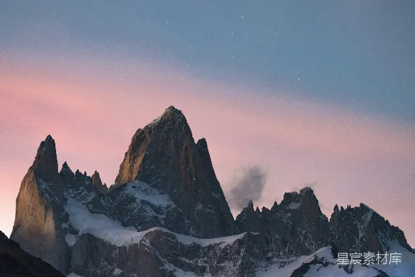 高清摄影 蓝天下的白雪覆盖的山峦