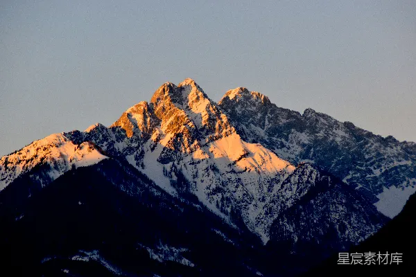 高清摄影 白天覆雪的山峦