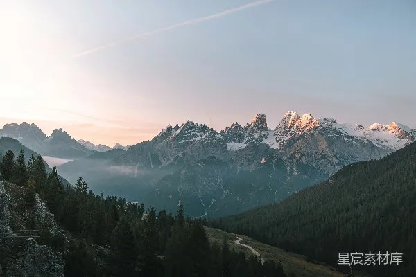 高清摄影 白天绿树与覆雪的山峦