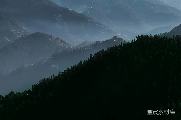 高清摄影 带雾的山
