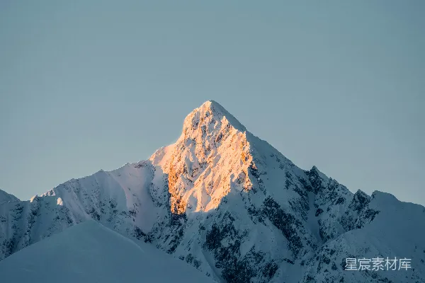 高清摄影 白天雪花覆盖的山 under 蓝天