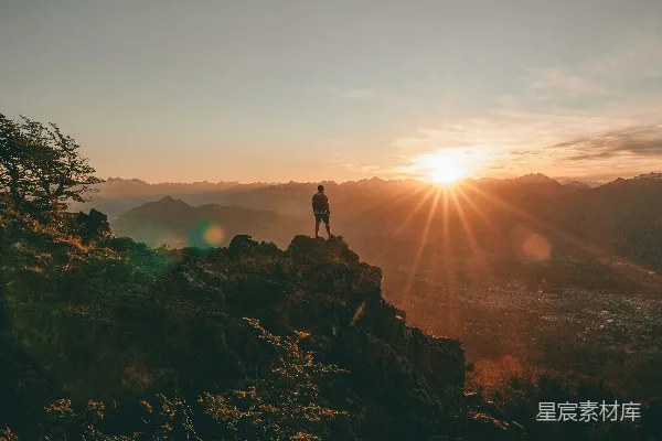 高清摄影 夕阳下站立在岩石上的身影
