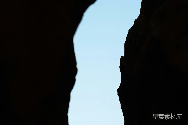 高清摄影 登山者正在山壁上攀爬。