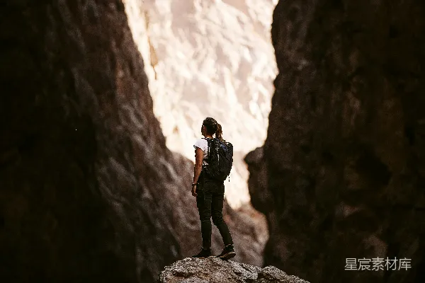 高清摄影 站在峡谷岩石上的一个人