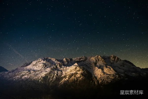 高清摄影 夜空中白雪覆盖的山峰