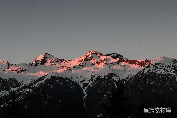 高清摄影 白天覆雪的山峰