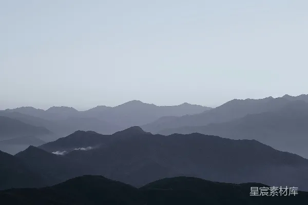 高清摄影 白天空中黑山的景象