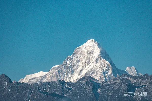 高清摄影 白天覆雪的山峰