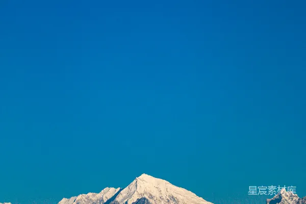 高清摄影 白天雪覆盖的山蓝天下