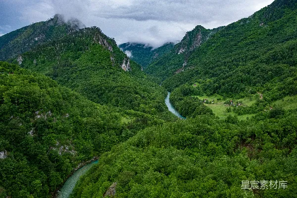 高清摄影 一条河流穿过山之间的山谷，在背景中是塔拉河峡谷。