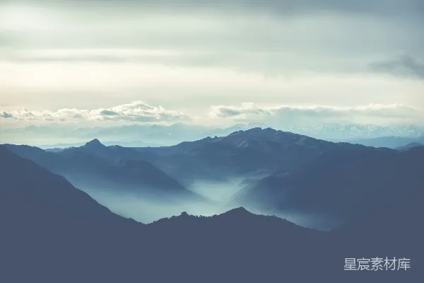 高清摄影 黑色的岩石山，在白色的云层间