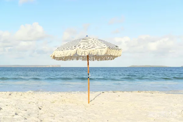 高清摄影 海边的白色伞