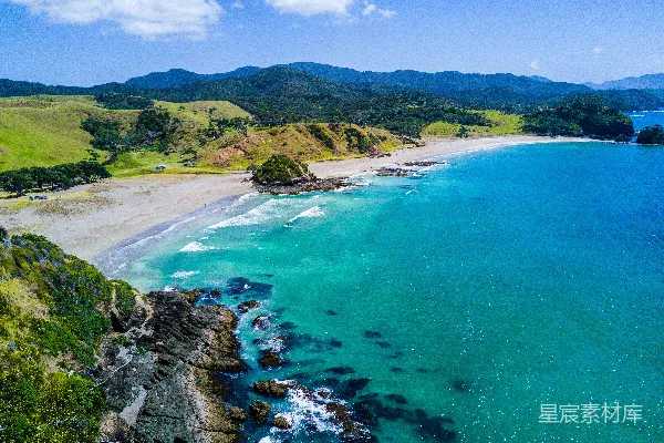 高清摄影 海滩上的山的 aerial 视角