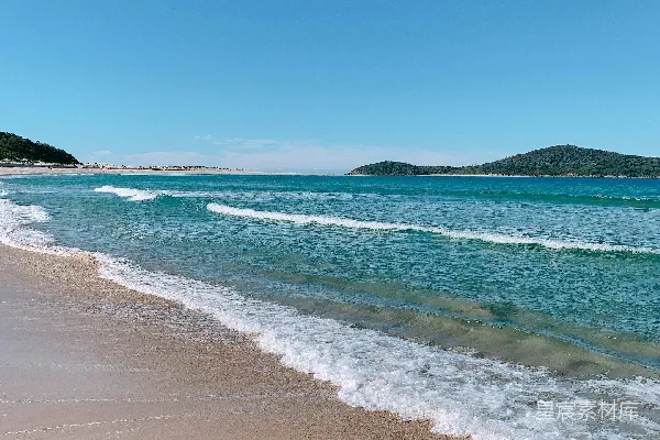 高清摄影 白天海浪拍打在岸边