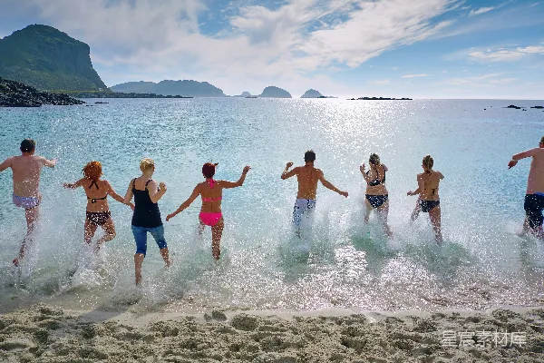 高清摄影 海滩上一群人在玩耍