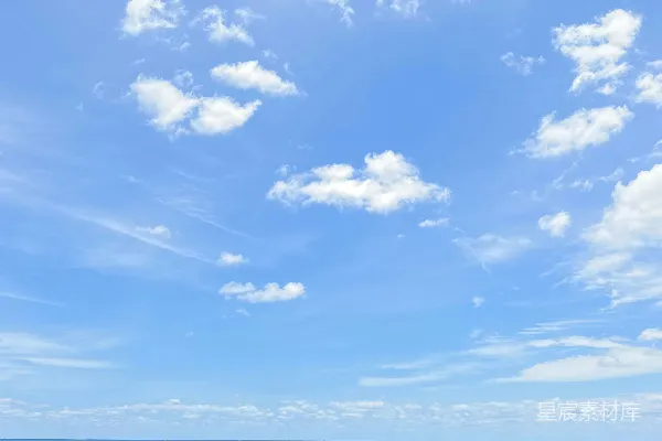 高清摄影 海上蓝天下白云悠悠