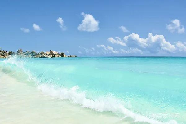 高清摄影 海浪在白天拍击岸边