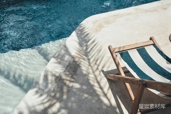 高清摄影 棕色木制躺椅靠近水体附近