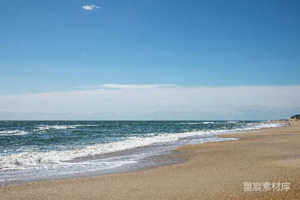 高清摄影 海浪在白天拍击岸边