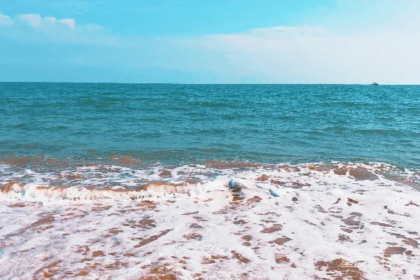 高清摄影 白天海浪拍打在岸边