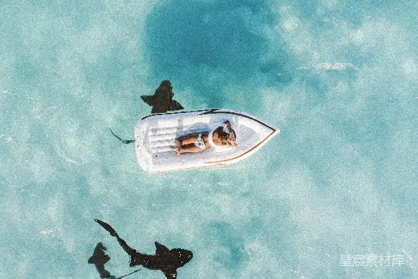 高清摄影 一个人在白色的充气浮标上日光浴，阳光明媚的天空下。