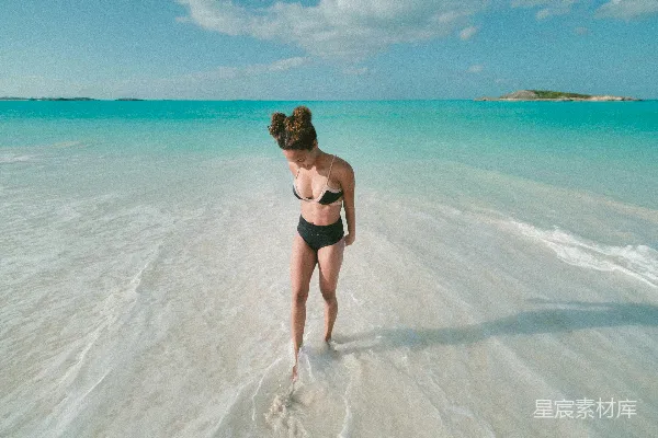 高清摄影 白天穿着比基尼上衣站在海滩或海边的女人