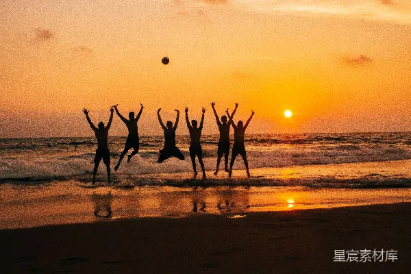 高清摄影 海边一群人在金色的阳光下跳动的照片延时摄影